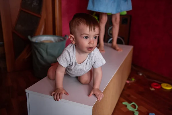 Porträtt Småbarn Grå Body Suit Liggande Vit Byrå Röra Leksaker — Stockfoto