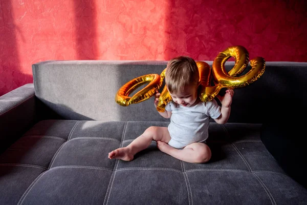 Första Födelsedagsfesten Baby Leker Med Guldfärgade Folieballonger One Liten Pojke — Stockfoto