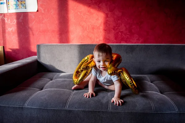 Första Födelsedagsfesten Baby Leker Med Guldfärgade Folieballonger One Liten Pojke — Stockfoto