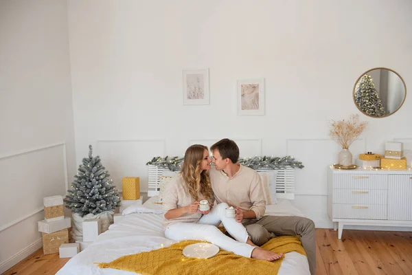 Bonito Casal Alegre Abraçando Cama Com Cobertor Amarelo Natal Mulher — Fotografia de Stock