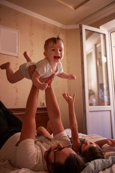 Gözlüklü Farklı Bir Baba Küçük Oğlunu Yatağa Atıyor Büyük Kızı — Stok fotoğraf