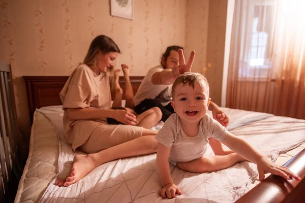 Bayi Laki Laki Tersenyum Kamera Berpegang Pada Buaian Keluarga Keluar — Stok Foto