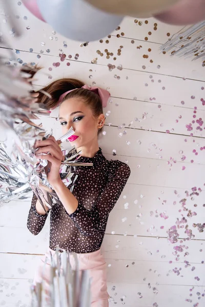 Modemädchen Mit Schönheitsschminke Zartrosa Hose Netzbody Liegt Zwischen Konfetti Silbrig — Stockfoto