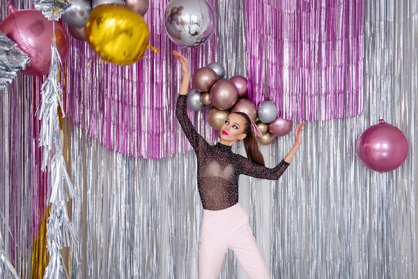 Tanzverrücktes Modemädchen Mit Beauty Make Zartrosa Hose Netzbody Zwischen Konfetti — Stockfoto
