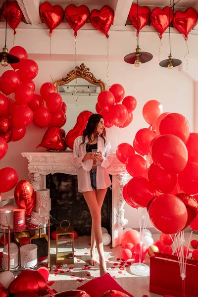 Mujer Joven Pie Habitación Llena Mezcla Globos Rojos Varias Formas — Foto de Stock