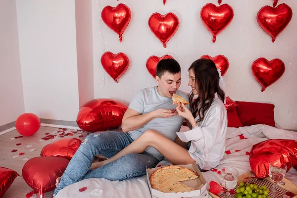 Close Casal Alegre Amor Alimentando Uns Aos Outros Pizza Enquanto — Fotografia de Stock