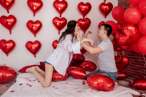 Momento Lúdico Entre Casal Que Envolve Balões Travesseiro Luta Cama — Fotografia de Stock