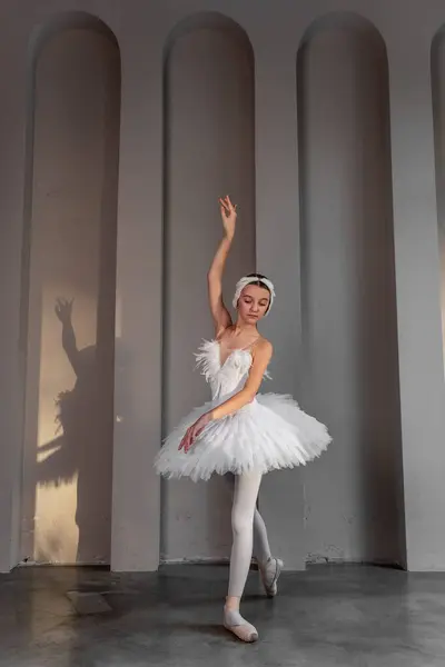 Giovane Ballerina Posa Con Tiara Piumata Classico Tutù Bianco Erge Foto Stock