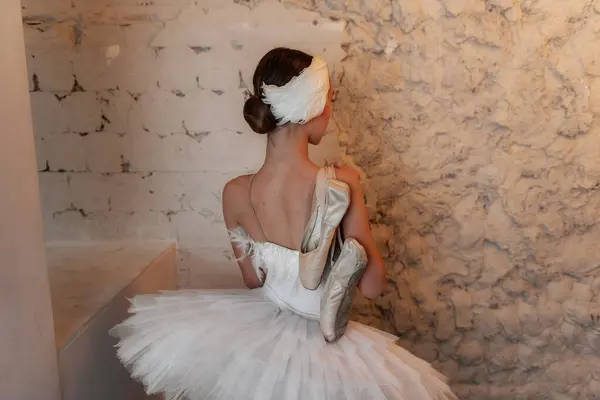 Ballerina Contemplativa Vestita Con Suo Costume Bianco Piumato Perde Nel Immagini Stock Royalty Free