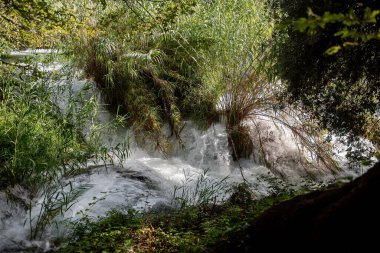 Hırvatistan 'da popüler bir turizm merkezi olan güzel Krka ulusal parkındaki kayaların ve canlı yeşil bitkilerin üzerinden akan Whitewater, doğanın saf güzelliğini gözler önüne seriyor.