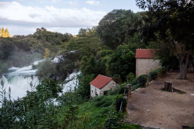 Hırvatistan 'daki Krka ulusal parkının görkemli şelaleleri yakınlarındaki eski su değirmenlerini çevreleyen bereketli bitki örtüsü, doğa ve tarihin harmanlandığı pitoresk bir manzara yaratıyor.