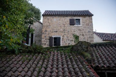 Döşeme çatılı ve sürünen bitki örtülü geleneksel taş evler, Hırvatistan 'ın Krka ulusal parkında büyüleyici bir manzara yaratarak parkın doğa ve mimarinin eşsiz bir karışımını gözler önüne seriyor.