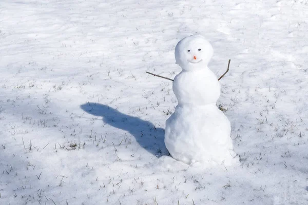 Снеговик Белом Фоне Зеленая Трава Растет Первый Снег Игры Открытом — стоковое фото
