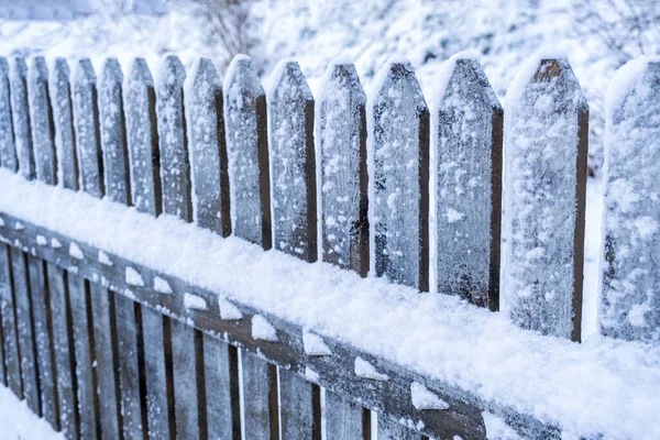 Recinzione Legno Coperta Molta Neve Inverno Paese Freddo Umore Natalizio — Foto Stock