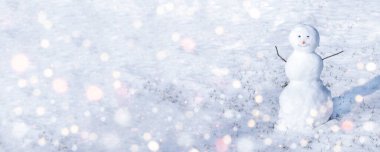 Beyaz arka planda kardan adam afişi. Kar ve açık hava oyunları. Işıkları söndür. Yeni yıl ve Noel zamanı ve havası.