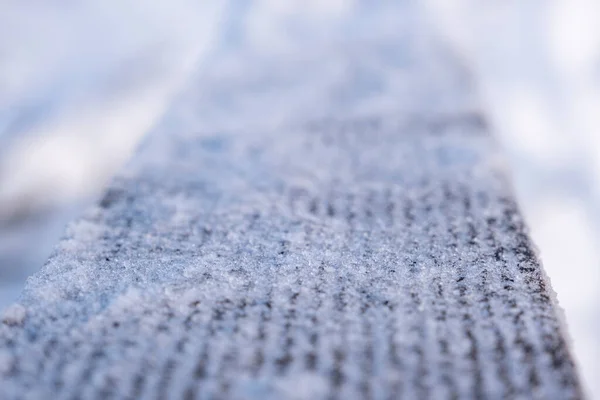 冬天的表面有纹理 棕色条纹木板 上面覆盖着冰雪 — 图库照片