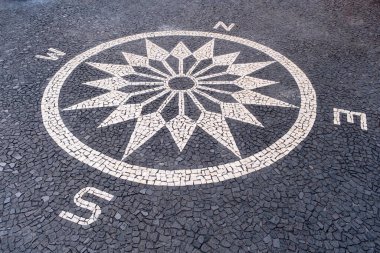 Pusula kaldırım taşlarıyla kaplı. Portekiz 'in Madeira Adası Funchal' daki Calada fayanslarından siyah beyaz mozaik zemin.