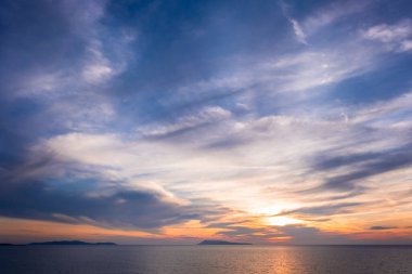 Yunanistan 'da günbatımı ovet denizi ve adaların silueti. Yaz zamanı ve ruh hali. Güzel, canlı bir akşam. Korfu adası.