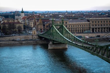 Tuna Nehri üzerinde Budin 'i Pest' e bağlayan köprü..