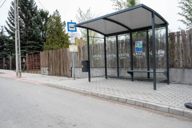 Macaristan 'da bir köyde yeni bir otobüs durağı