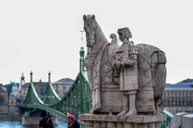 Macaristan 'ın başkenti Budapeşte' de arkasında köprü bulunan Kral Aziz Stephen 'ın heykeli.