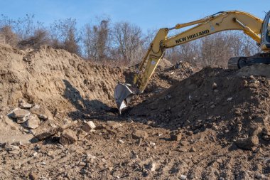 makine çalışma alanında çalışıyor.