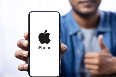 Elinde iPhone logosu olan akıllı bir telefon ekranını kapat.