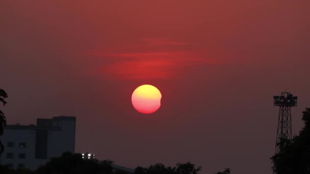 Часткове Сонячне Затемнення Під Час Заходу Сонця Оранжеве Небо Поблизу — стокове відео