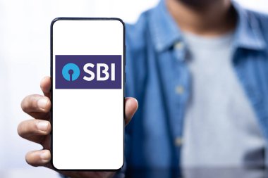 Hintli bir erkeğin elinde SBI logosu olan akıllı bir telefon ekranını kapat.