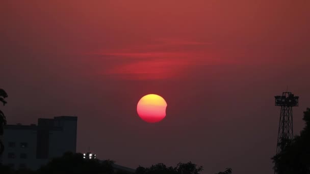 Güneş Ufuk Yakınlarındaki Turuncu Gökyüzünde Batarken Kısmi Güneş Tutulması — Stok video