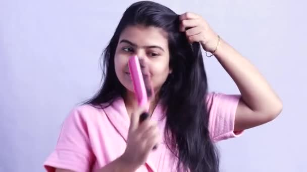 Μια Πολύ Ευτυχισμένη Ινδή Που Βουρτσίζει Μαλλιά Της Φορώντας Μπουρνούζι — Αρχείο Βίντεο