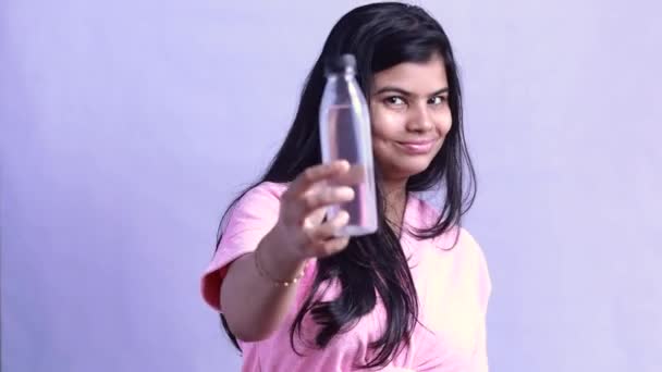 Una Hermosa Mujer India Aplicando Aceite Coco Virgen Piel Como — Vídeo de stock