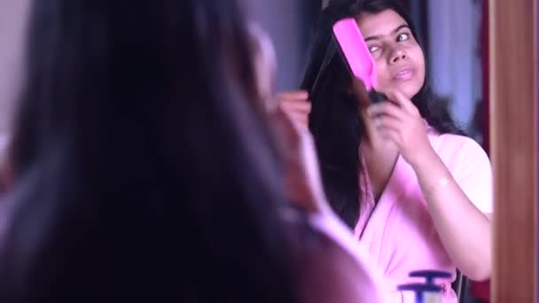 Красивая Индийская Женщина Беспокоится Большой Проблемы Выпадения Волос Время Расчесывания — стоковое видео
