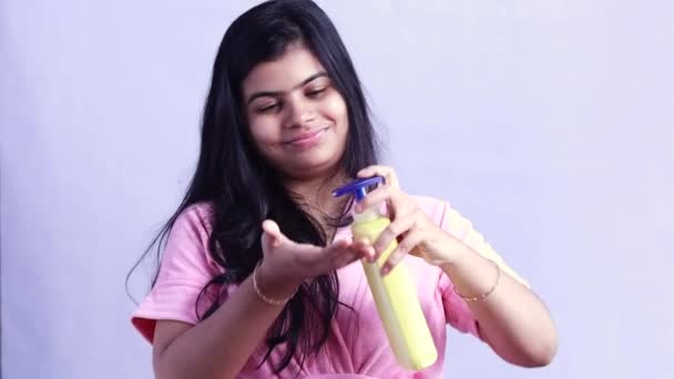 Красивая Индийская Женщина Применяющая Лосьон Тела Увлажняющий Зимой Белом Фоне — стоковое видео