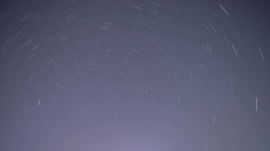 Gece gökyüzündeki yıldız izlerinin hızlandırılmış videosu