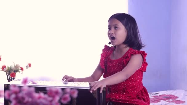 Indian Cute Girl Dziecko Śpiew Gra Harmonii Białym Tle — Wideo stockowe