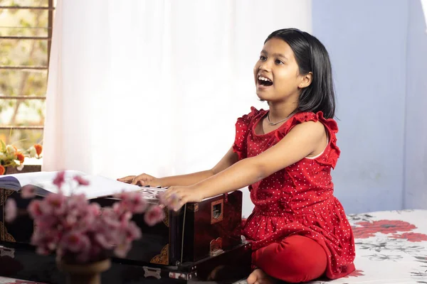 Индийская Милая Девочка Поющая Играющая Белом Фоне — стоковое фото