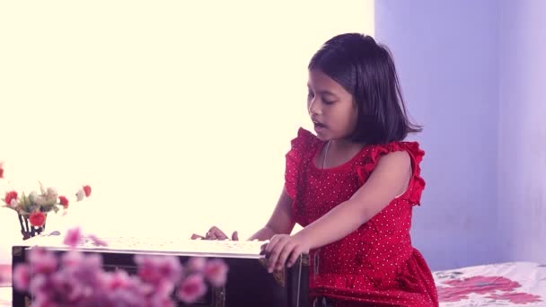Een Indiaas Schattig Meisje Kind Zingen Spelen Harmonium Witte Achtergrond — Stockvideo