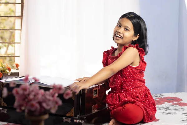 Ein Süßes Indisches Mädchen Das Auf Weißem Hintergrund Harmonium Singt — Stockfoto