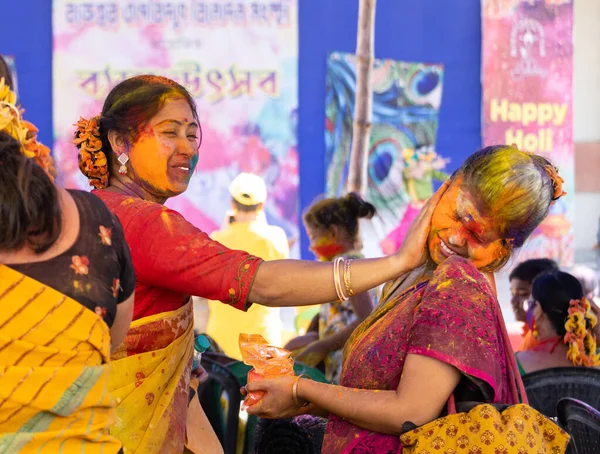 伝統的なドレスでカラフルな顔をしたインドのベンガル人女性は粉塗料でホリを再生参照してください — ストック写真