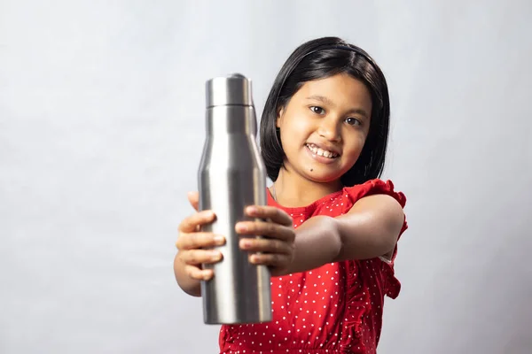 Индийская Азиатская Девочка Красном Платье Бутылкой Воды Нержавеющей Стали Белом — стоковое фото