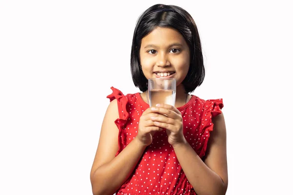 Uma Menina Asiática Indiana Criança Vestido Vermelho Com Copo Água Fotos De Bancos De Imagens Sem Royalties