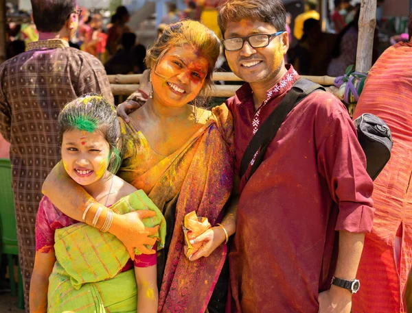 Visages Souriants Colorés Une Famille Indienne Bengali Tenue Tradition Pendant — Photo