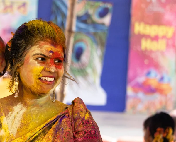 Visage Souriant Coloré Une Femme Indienne Bengali Saree Pendant Festival — Photo