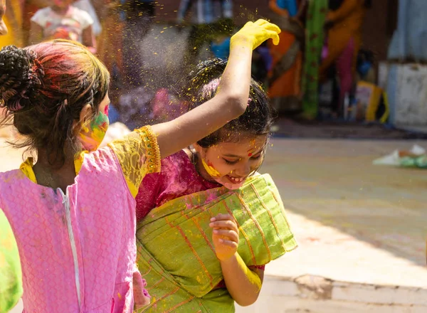 Индийские Бенгальские Дети Традиционной Одежде Играют Холи Фестиваль Красок — стоковое фото