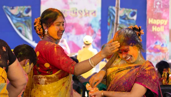 Mulheres Indianas Bengali Com Rostos Coloridos Saree Vestido Tradicional Jogando — Fotografia de Stock