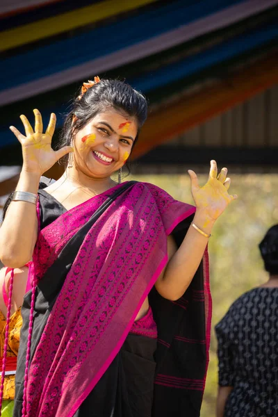 ホリのカメラを見てカラフルな顔をしたインドの女性 色の祭り — ストック写真