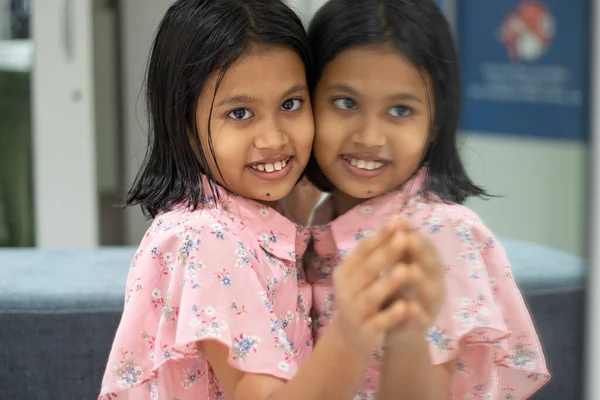 Симпатичная Индийская Девочка Стоящая Перед Зеркалом Улыбающаяся Смотрящая Камеру Отражением — стоковое фото