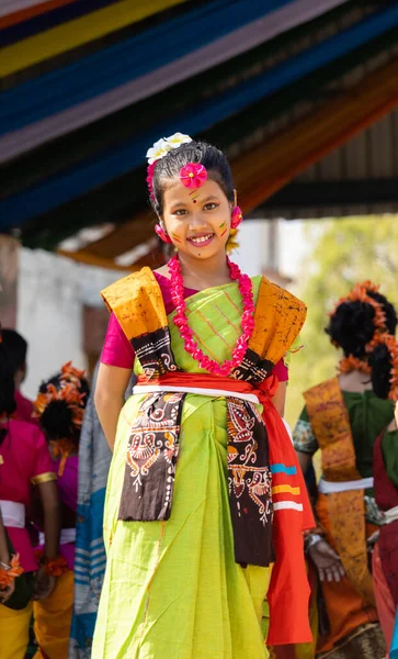 Индийская Девочка Бенгли Красочным Лицом Традиционным Платьем Холи Улыбается Камеру — стоковое фото