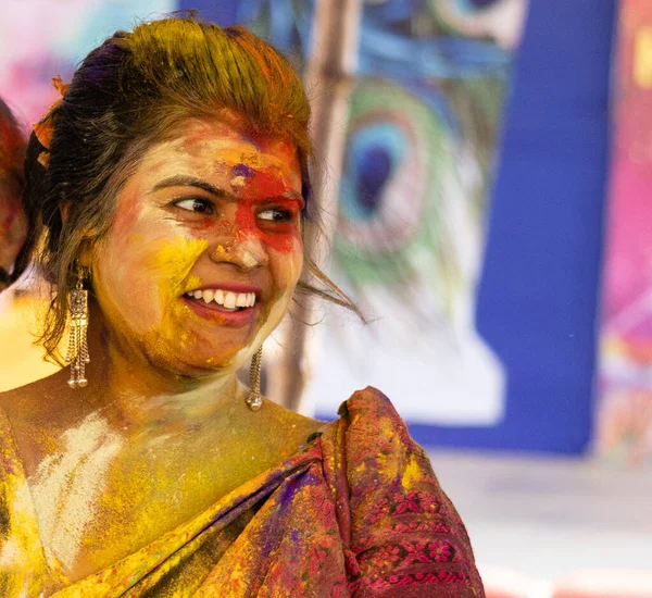 Cara Sonriente Colorida Una Mujer Bengalí India Saree Durante Festival —  Fotos de Stock